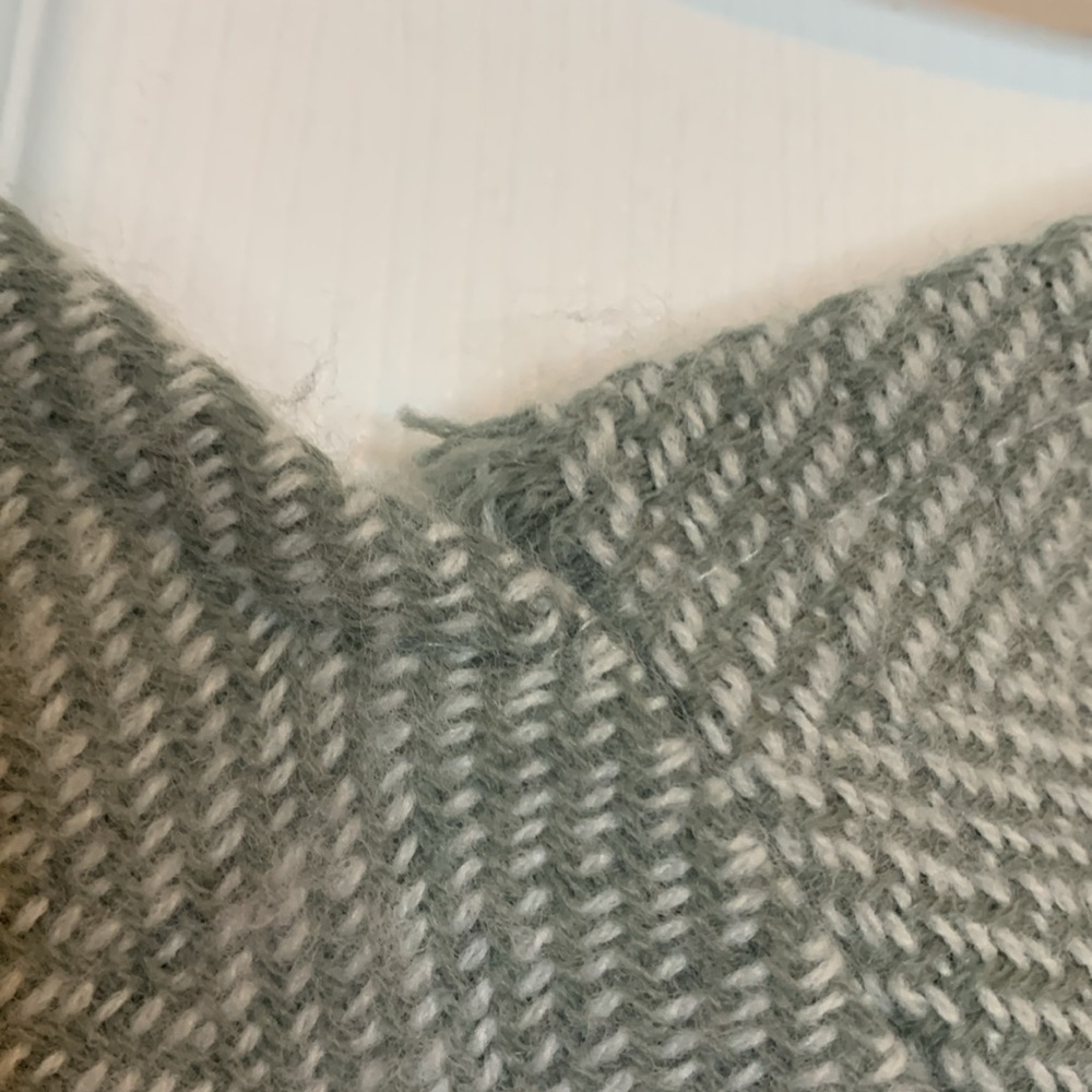 Gray White Woven Striped Poncho Shawl Cape Acrylic One Size Soft Cozy Fringe - Picture 5 of 7
